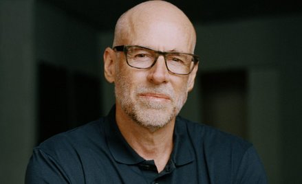 Scott Galloway opisuje mechanizmy stojące za sukcesem cyfrowych gigantów oraz ich wpływ na gospodark