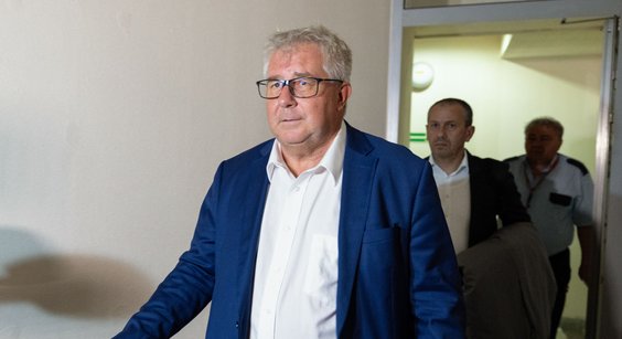 Były europoseł Ryszard Czarnecki opuszcza budynek Prokuratury Krajowej w Katowicach