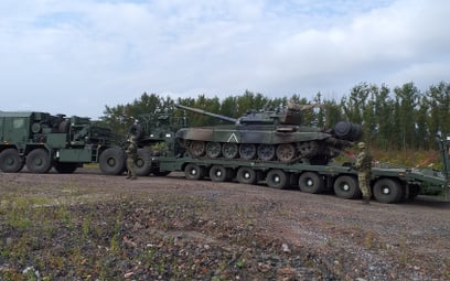 Zestaw do transportu czołgów i ciężkiego sprzętu gąsienicowego Jak, w skład którego wchodzi ciągnik 