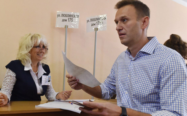 Aleksiej Nawalny (na zdjęciu głosuje w wyborach 8 września) ujawnił dziesiątki afer korupcyjnych. Te