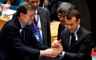 Osamotnieni zwolennicy dwóch prędkości premier Hiszpanii Mariano Rajoy i prezydent Francji Emmanuel 