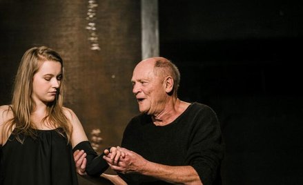 Karolina Kamińska (Klara) i Feliks Szajnert (Papkin) w „Zemście” inscenizowanej przez Annę Augustyno