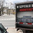 Spalona furgonetka z hasłami i plakatami przeciw aborcji przed Szpitalem Bielańskim w Warszawie