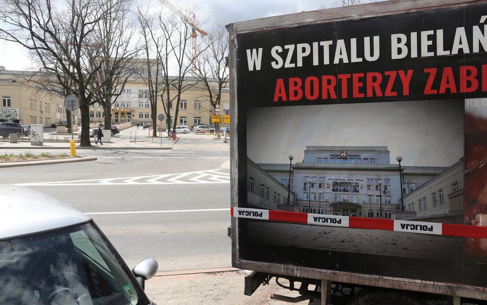 Spalona furgonetka z hasłami i plakatami przeciw aborcji przed Szpitalem Bielańskim w Warszawie