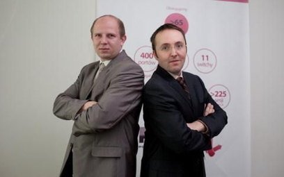 Sylwester Biernacki (z lewej) i Michał Małyszko z firmy PLIX