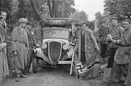 2 sierpnia 1944 r. Dowódca batalionu „Pięść” mjr Alfons Kotowski „Okoń” demonstruje zdobytą flagę ze