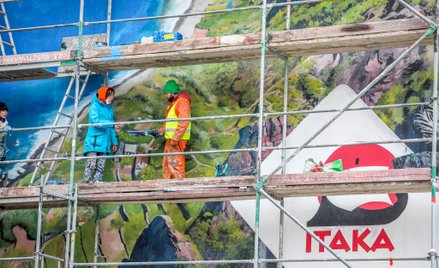 Mural przy ulicy Anielewicza w Warszawie pokazuje wyspę wyrastającą z oceanu