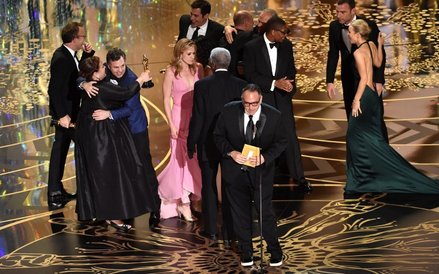 Oscar w kategorii najlepszy film - Spotlight. Na scenie obsada filmu, w środku reżyser Tom McCarthy