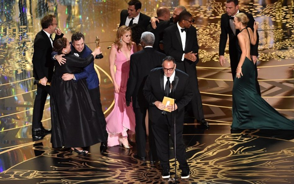 Oscar w kategorii najlepszy film - Spotlight. Na scenie obsada filmu, w środku reżyser Tom McCarthy