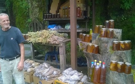 Przydrożny handel miodem i ziołami