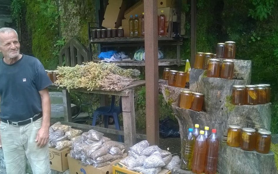 Przydrożny handel miodem i ziołami