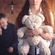 Matka wysyłała księdzu pornograficzne zdjęcia córki - trafi do więzienia, w sprawie księdza nie ma j