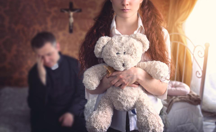 Matka wysyłała księdzu pornograficzne zdjęcia córki - trafi do więzienia, w sprawie księdza nie ma j