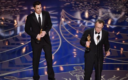 Oscar za najlepszy scenariusz oryginalny - Spotlight. Nagrodę odbierają Josh Singer i Tom McCarthy