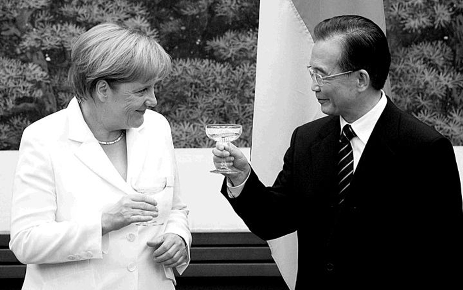 Chiński premier Wen Jiabao zapewnił niemiecką kanclerz Angelę Merkel, że Chiny mogą pomóc Europie. F