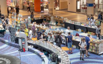 Wielki Antykwariat w Blue City. Na stoiskach można zaopatrzyć się m.in. w lektury szkolne