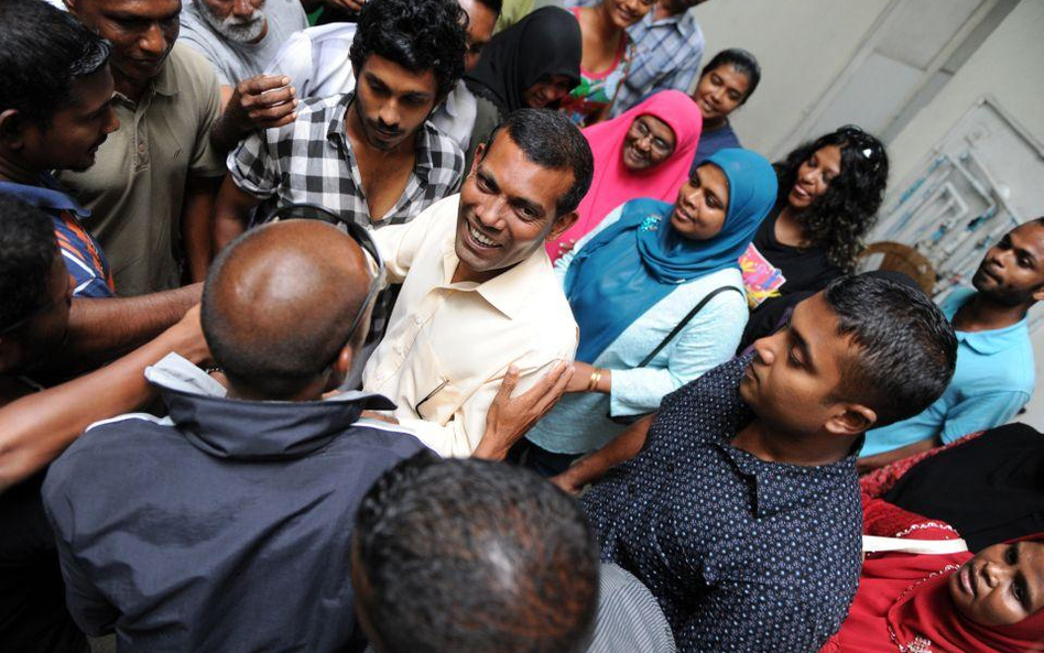 Prezydent Nasheed w otoczeniu swoich zwolenników