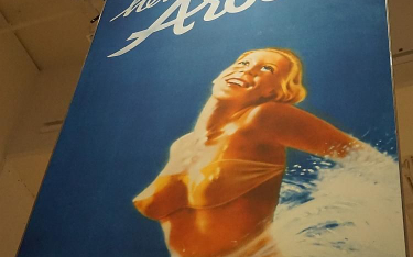 Plakat zachwyconej turystki w bikini zbulwersował Szwajcarów