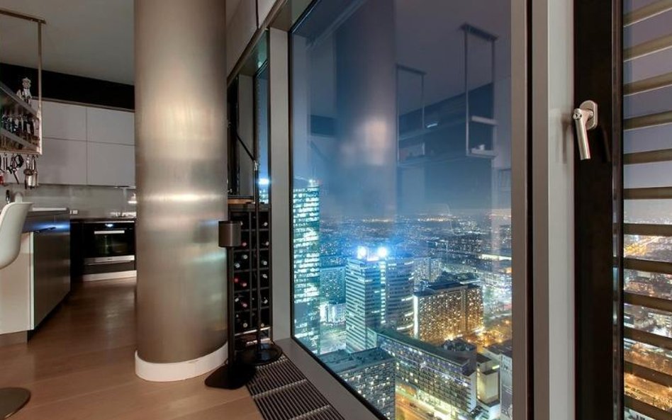 Panorama Warszawy - widok z apartamentu na 41. piętrze budynku Cosmopolitan