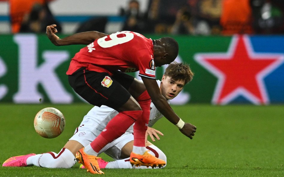 Nicola Zalewski (na zdjęciu obok Moussy Diaby'ego z Bayeru) grał w Leverkusen od 34. minuty