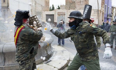 Wielka bitwa na jaja i mąkę - jedno z najdziwniejszych świąt w Hiszpanii