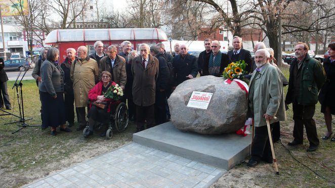 Pierwsza redakcja "Tygodnika Solidarność" w dniu odsłonięcia pamiątkowego kamienia