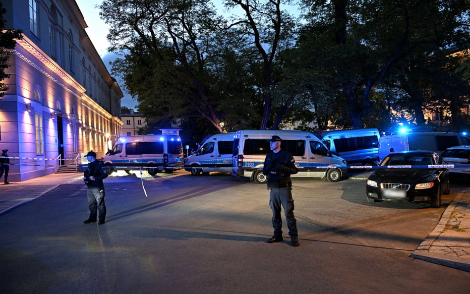 Działania służb na terenie Kampusu Głównego UW w Warszawie.