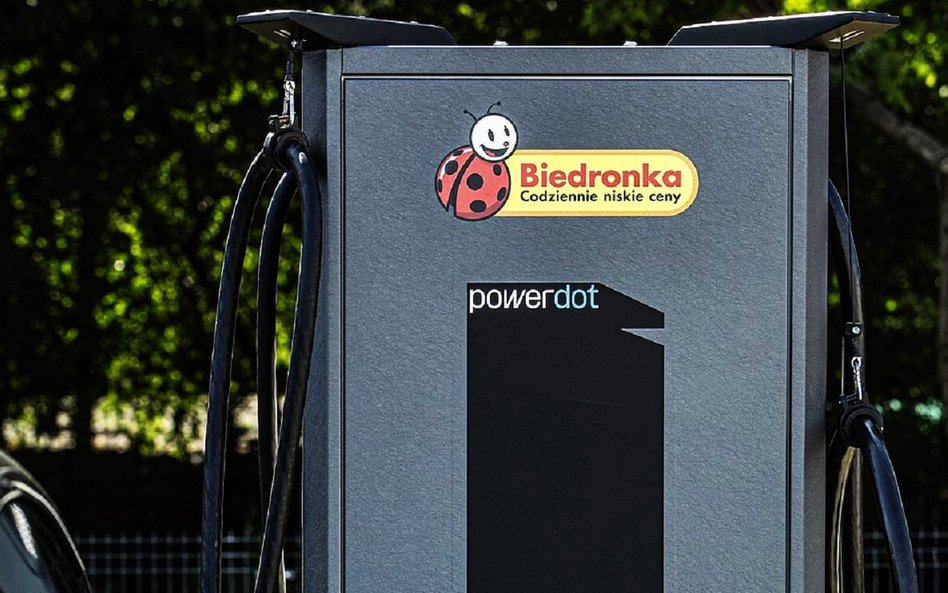 Biedronka chce ładować elektryki. Powstanie 1800 punktów ładowania