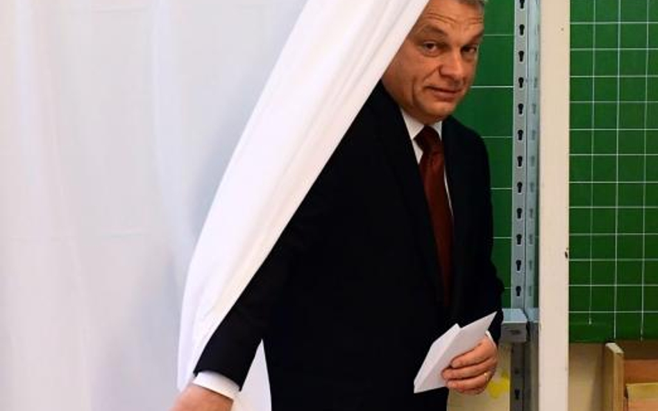 Premier Viktor Orbán głosował w jednej z budapeszteńskich szkół.