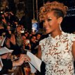 Rihanna nie zawiodła fanów zgromadzonych wzdłuż czerwonego dywanu i z uśmiechem rozdawała autografy