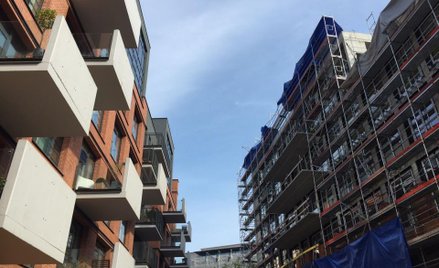 Po lewej zasiedlona już „Wytwórnia”, po prawej budowana „Skarbnica”.