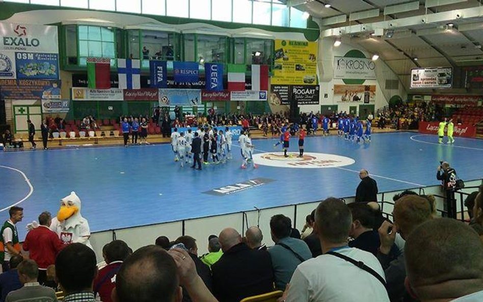 Otwarcie turnieju eliminacyjnego do Mistrzostw Europy w futsalu w Krośnie. Na hali reprezentacje Wło