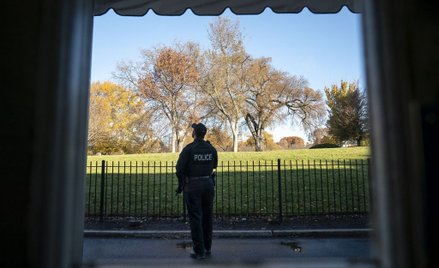 Funkcjonariusz Secret Service strzeże Białego Domu po ogłoszeniu alarmu