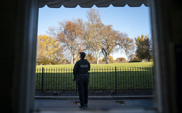 Funkcjonariusz Secret Service strzeże Białego Domu po ogłoszeniu alarmu
