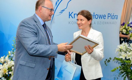 Wyróżnienie dla dziennikarzy w kategorii „Cukrzyca – wygrać z postępem choroby” wręczył Małgorzacie 