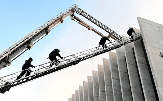 Policja szturmuje siedzibę UNM