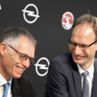 Carlos Tavares (z lewej) i Michael Lohscheller na konferencji prasowej w Ruesselsheim