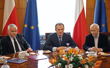 Jan Krzysztof Bielecki (z?lewej), przewodniczący Rady Gospodarczej, premier Donald Tusk i?Michał Bon