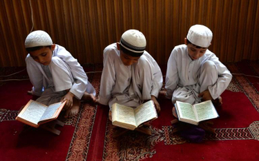 Młodzi Afgańczycy studiują dziś Koran w meczecie w Dżalalabadzie. To stolica prowincji Nangarhar, gd