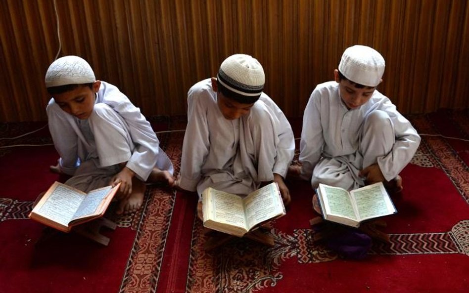 Młodzi Afgańczycy studiują dziś Koran w meczecie w Dżalalabadzie. To stolica prowincji Nangarhar, gd