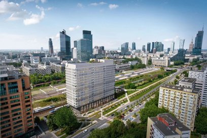 Choć pierwotne warunki zabudowy dopuszczały realizację funkcji biurowych lub hotelowych, inwestor os
