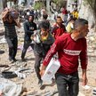 Palestyńczycy z paczkami pomocy humanitarnej zebranymi ze zrzutu nad północną Strefą Gazy