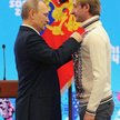 Władimir Putin wręcza Jewgienijowi Pluszczence order „Za zasługi dla ojczyzny”