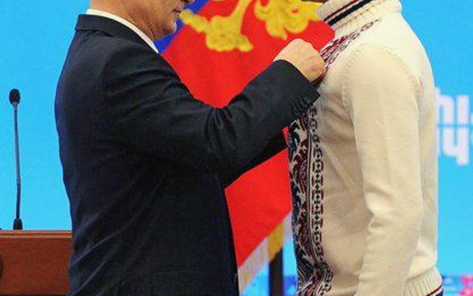 Władimir Putin wręcza Jewgienijowi Pluszczence order „Za zasługi dla ojczyzny”