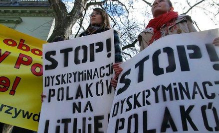 Protest przed ambasadą Litwy przeciwko ustawie oświatowej, która może prowadzić do likwidacji wielu 