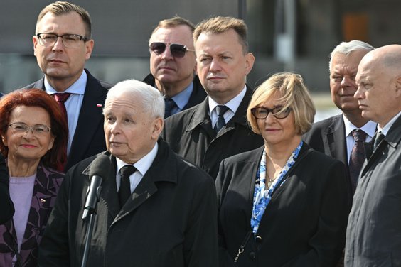Od lewej: Maria Kurowska, Maciej Małecki, Jarosław Kaczyński, Jacek Kurski, Mariusz Błaszczak, Barba