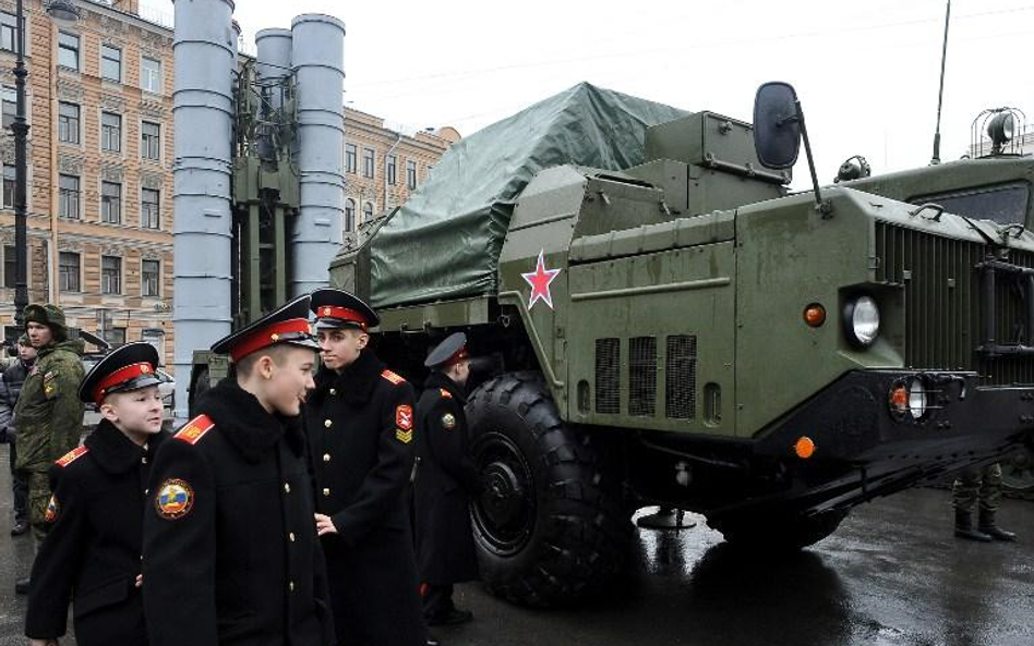 Rosyjscy kadeci przy systemie pocisków ziemia-powietrze S-300 PMU