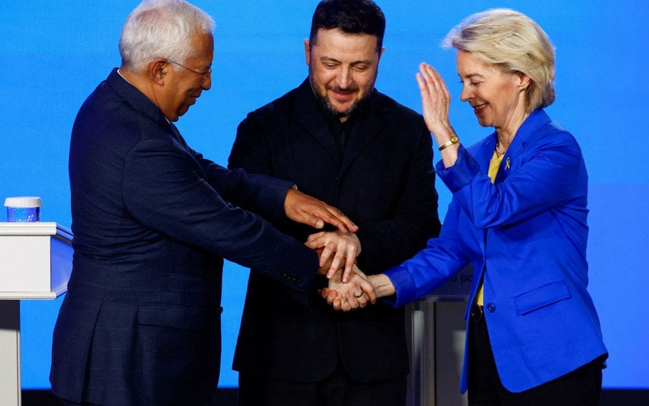 Prezydent Wołodymyr Zełenski, przewodnicząca Komisji Europejskiej Ursula von der Leyen i przewodnicz