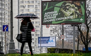Plakat w Moskwie z hasłem "Armia Rosji - armia profesjonalistów"