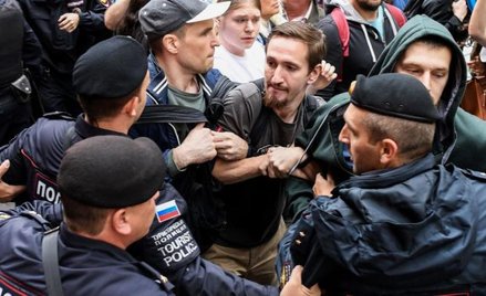 W centrum Moskwy demonstrowało w niedzielę około 2 tys. osób. Protesty mają trwać do początku wrześn